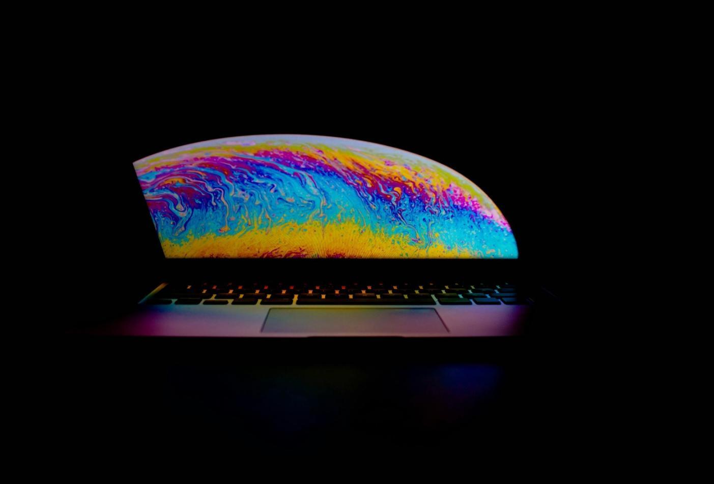 Ambiente di apprendimento tecnico con postazioni di lavoro moderne