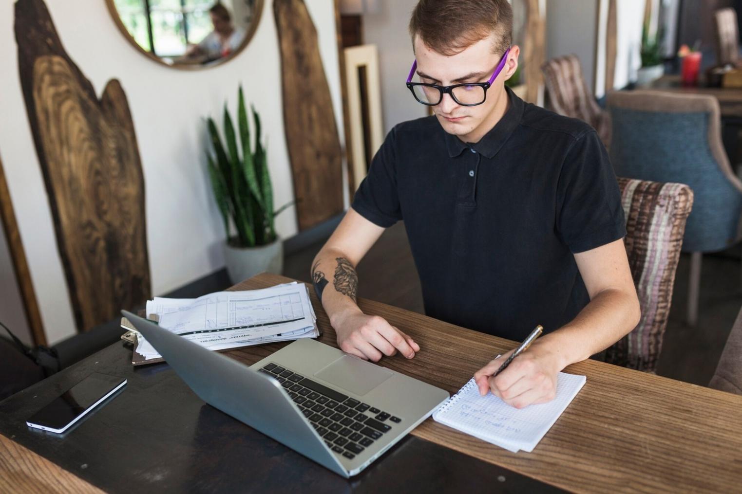 Team clythoraeon al lavoro su problemi tecnici complessi